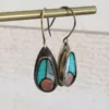 boucles d'oreilles pendantes en mosaïque sur présentoir
