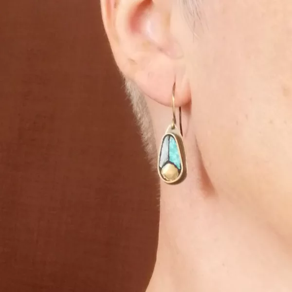 boucles d'oreilles pendantes en mosaïque portées