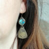 boucles d oreilles pendantes en mosaïque turquoise portées Coquelicot