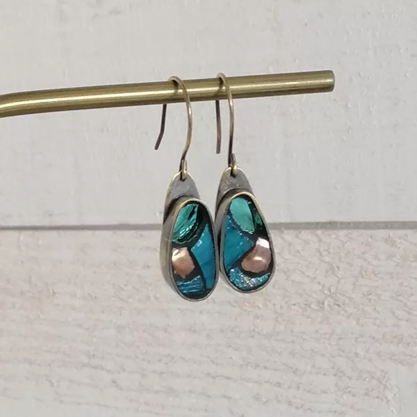 boucles d'oreilles fantaisies originales en mosaïque turquoise sur un présentoir