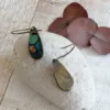 boucles d'oreilles fantaisies originales en mosaïque turquoise posées