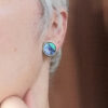 Boucles d'oreilles bleues Bouton mosaïque portée