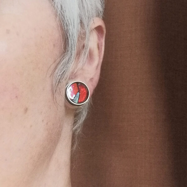 Boucles d'oreilles rouge Bouton mosaïque portées