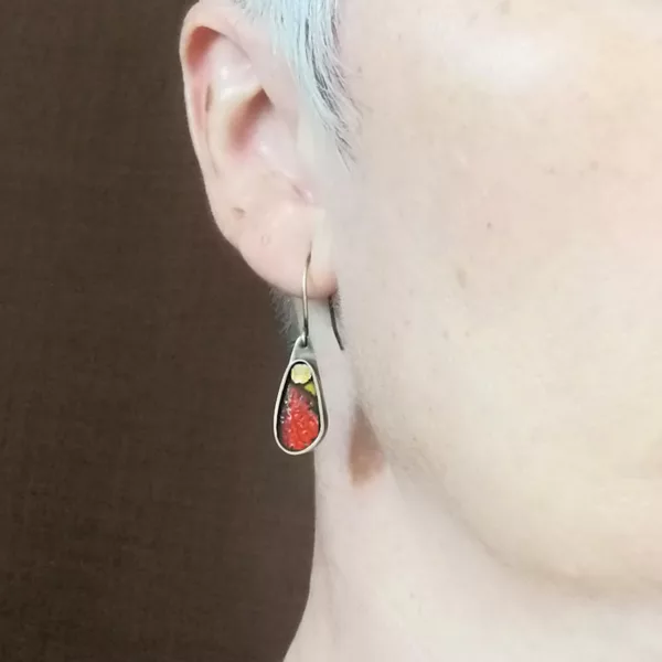 boucles d'oreilles rouges pendantes portées