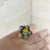 bague fleur DineMozaïc jaune portée sur la main