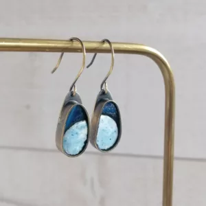 boucles d'oreilles bleu sur un présentoir