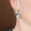 boucles d'oreilles bleu portées